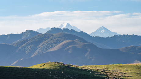 中国新疆s101省道旁的天山山脉风光