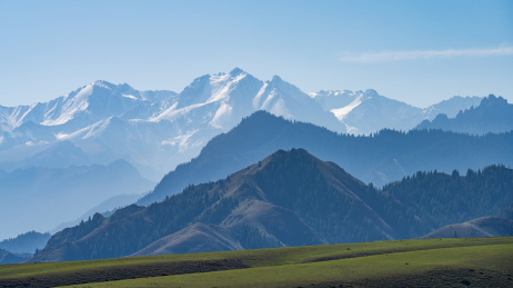 中国新疆s101省道旁的天山山脉风光