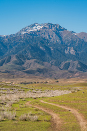 中国新疆s101省道旁的天山山脉风光