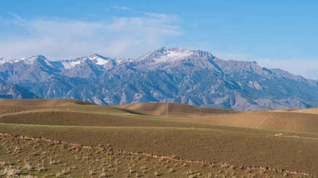 中国新疆s101省道旁的天山山脉风光