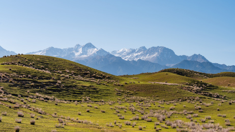 中国新疆s101省道旁的天山山脉风光
