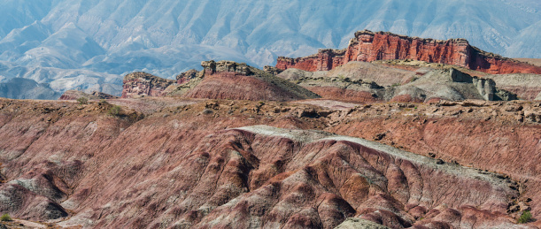 中国新疆昌吉市S101省道百里丹霞风光