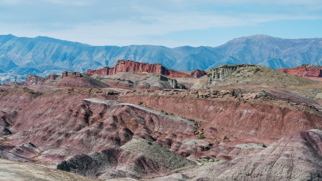中国新疆昌吉市S101省道百里丹霞风光
