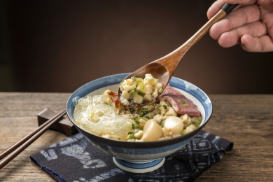 陕西美食羊肉泡馍特写深色调