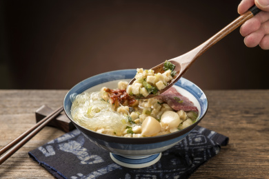 陕西美食羊肉泡馍特写深色调