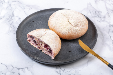 切开的紫米欧包特写