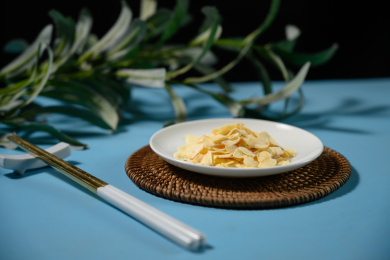 桌面上的盘子里的美味可口的大蒜片