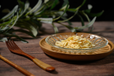 桌面上的盘子里的美味可口的大蒜片