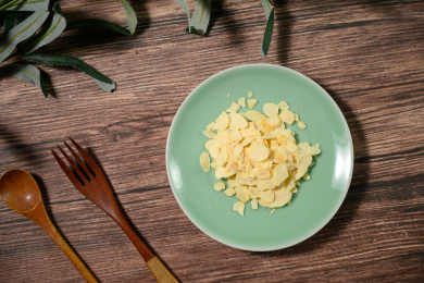 桌面上的盘子里的美味可口的大蒜片