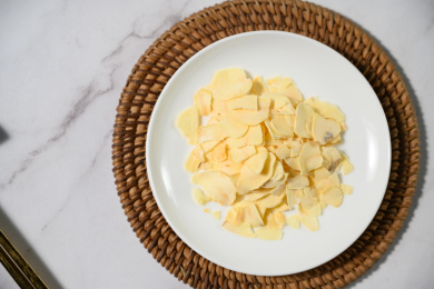 桌面上的盘子里的美味可口的大蒜片