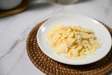 桌面上的盘子里的美味可口的大蒜片