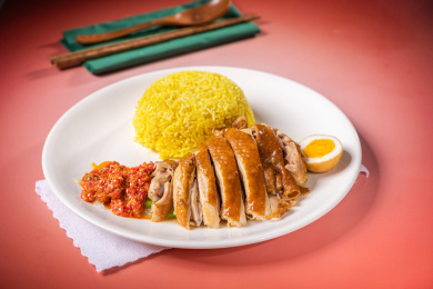 红色桌面上有一份南洋鸡油饭