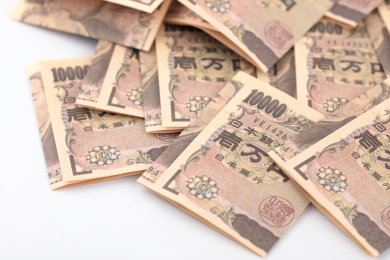 散落的日元货币白背景上