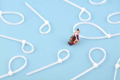 微缩创意老年人身边的圈套陷阱