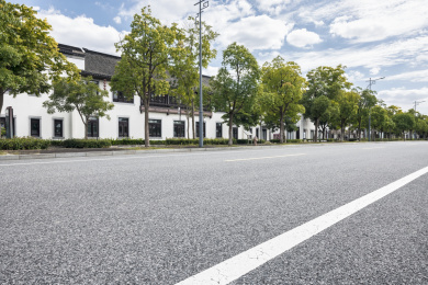 新乡村沥青道路和建筑景观
