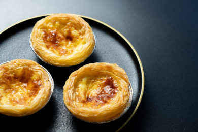 一盘美味的蛋挞放在黑色背景上