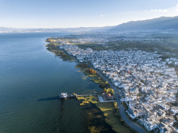 航拍大理洱海边的才村码头日落风光