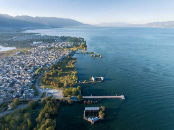 航拍大理洱海边的才村码头日落风光