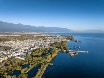 航拍大理洱海边的才村码头日落风光