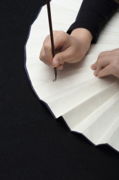 画扇面的手部特写