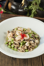 青豆口蘑切片烧虾仁