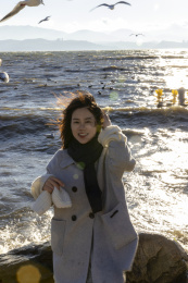 大理洱海日出唯美光线 美女快乐喂海鸥