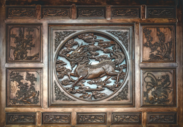 古建筑木屏风龙纹路