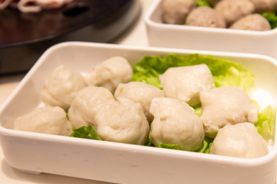 一碟火锅配菜手打鱼滑