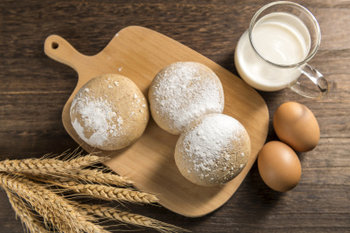 牛奶鸡蛋面包摆放在木桌面上特写