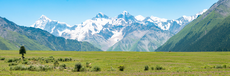 中国新疆伊犁昭苏县的夏塔峡谷和天山雪山