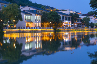 浙江杭州湘湖金融镇风情特色小镇建筑夜风光