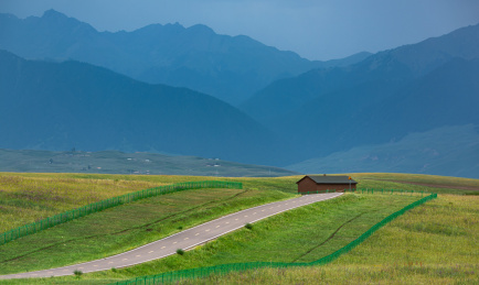 中国新疆伊犁巩留库尔德宁天山草原雪山风光