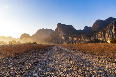 桂林漓江边的自然风光与道路