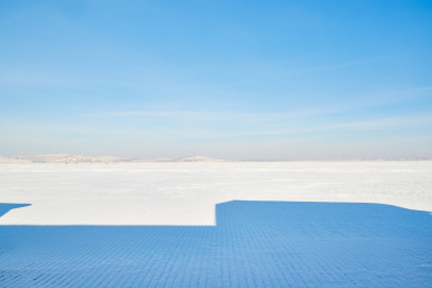 中国河北张家口沽源县天鹅湖冬季湖面雪景