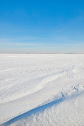 中国河北张家口沽源县天鹅湖冬季湖面雪景