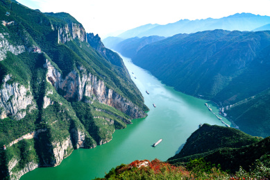 船舶航行在长江三峡巫峡