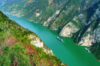 船舶航行在长江三峡巫峡