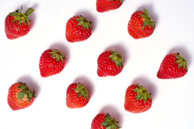 多个草莓在背景中有影子