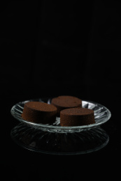 桌面上的盘子里的咖啡粉饼