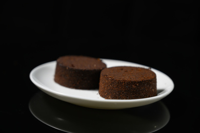 桌面上的盘子里的咖啡粉饼