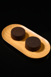 桌面上的盘子里的咖啡粉饼