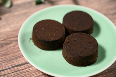 桌面上的盘子里的咖啡粉饼