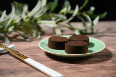 桌面上的盘子里的咖啡粉饼