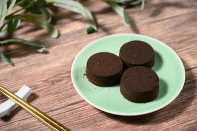 桌面上的盘子里的咖啡粉饼