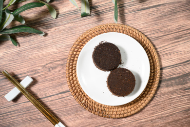 桌面上的盘子里的咖啡粉饼