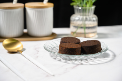 桌面上的盘子里的咖啡粉饼