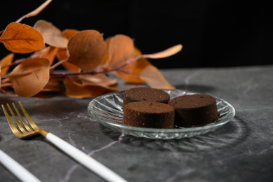 桌面上的盘子里的咖啡粉饼