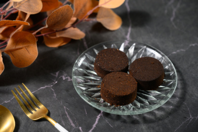 桌面上的盘子里的咖啡粉饼