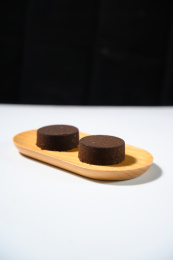 桌面上的盘子里的咖啡粉饼