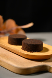 桌面上的盘子里的咖啡粉饼